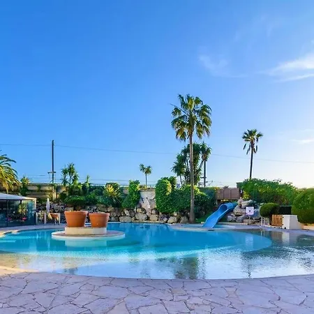 Beachfront 4 People 2 Swimming Pool Апартаменты *